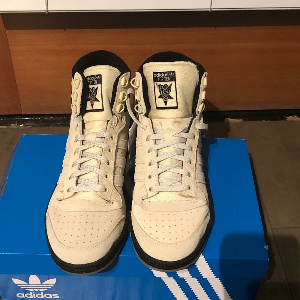 Adidas Men Shoes Size 10!